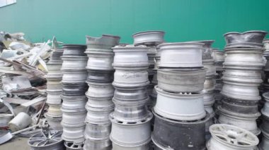 Geri dönüştürülmüş metal ve fabrika tarafından yalan jantlar.