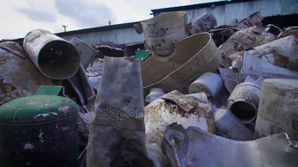 Куча металлического мусора лежит на свалке — стоковое видео