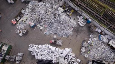 Hurda metal, araba parçaları ve plastik açık geri dönüşüm için hazır kazık eski bahçesinde.