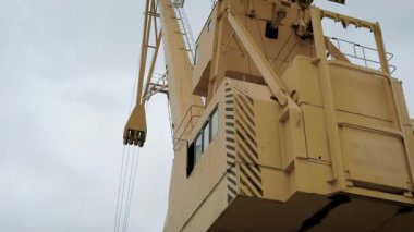 Kepçe Kepçe vinç atık yönetimi için kadeh yukarıya kapatmak.