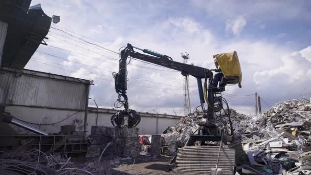 废车场与起重机和汽车粉碎成小立方体 — 图库视频影像