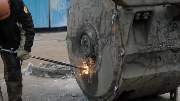 Primer plano de trabajador tratando de cortar parte de nivelador de carretera . — Vídeos de Stock