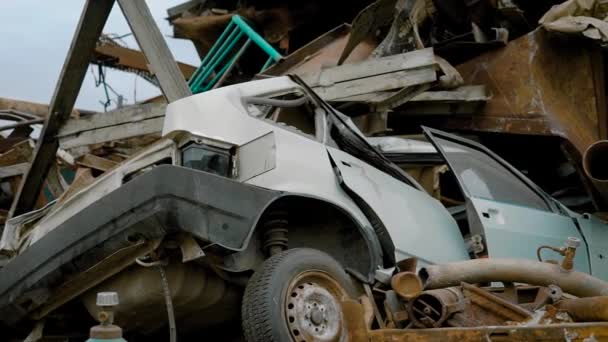 Wagon écrasé sur le chantier de récupération couché dans un tas de ferraille — Video