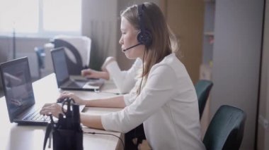 iki kadın telefonla, gündüz de çağrı merkezi sigorta şirketinin bir ofiste oturan istemcileri danışmanlık