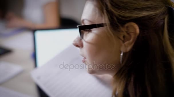 Főkönyvelő visel kék kabát olvasatban megállapodás és a bejelentkezés hivatalban munkaszüneti nap, dolgozó nő — Stock videók
