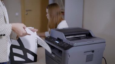 kadın bir ofiste kağıtları yazıcıdan gün bir küçük işletme firma satış bölümünde çalışan alma