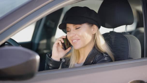 Menina bonita está falando em um telefone em um carro . — Vídeo de Stock