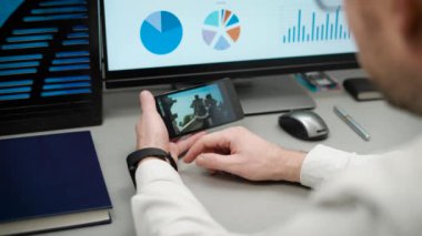 Tatil sırasında belgili tanımlık tatil anıları. Modern bir akıllı telefon elinde denizde çekilen fotoğraflar aracılığıyla bir adam görünüyor.