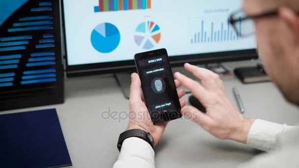 Acesso seguro e rápido à sua conta com digitalização de impressões digitais. O aplicativo no smartphone, o homem aplica o dedo ao scanner, o programa permite o acesso . — Vídeo de Stock