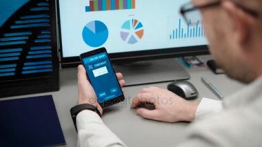 Bir mağaza receipe smartphone uygulaması ile ödeme. İçinde çerçevesinde adamın elleri, bir çevrimiçi mağaza üzerinden Internet ve onun smartphone alımları için bir kişi öder. İnşaat malzemeleri ve araçları için kontrol edin