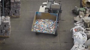 Kamyon çöp geri dönüşüm Fabrikası'nın bahçesinde üzerinde sıralama büyük kepçe ile