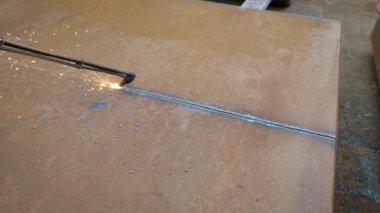 Anonim işçi metal parçası ile çalışırken kaynak kullanarak