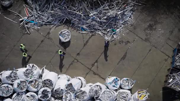 Vue des travailleurs de l'usine de recyclage triant les ordures en sacs — Video