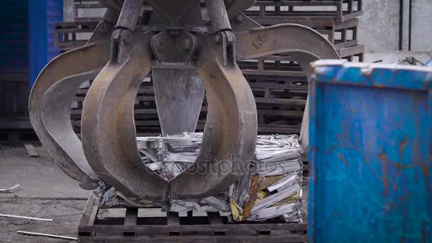 Metalen grabbelen opheffing van de stapel van gecomprimeerde Prullenbak voor toekomstige recycling — Stockvideo