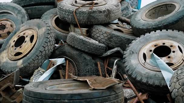 Vista de uma abundância de pneus de carro intemperizados prontos para reciclagem — Vídeo de Stock