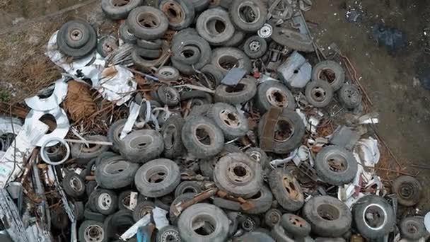 Blick von oben auf rostige Reifen, die auf Müllkippe in Haufen liegen — Stockvideo