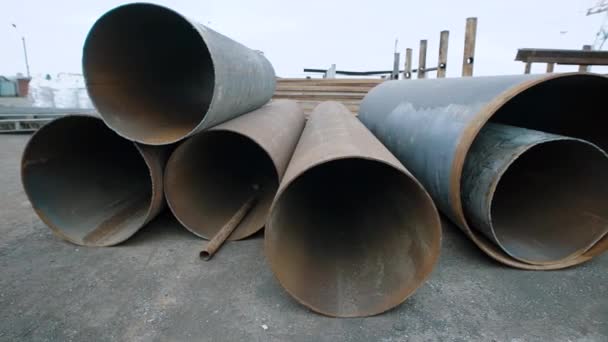 Vista de alguns tubos enferrujados dispostos no ferro-velho da fábrica de reciclagem — Vídeo de Stock