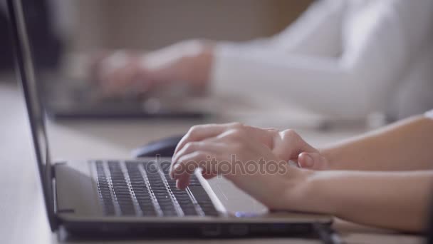 Nahaufnahme eines Arbeiters beim Tippen auf einem Laptop — Stockvideo