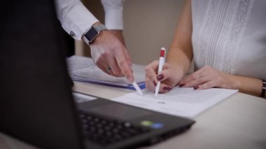 İşadamı bir anlaşma ile ofiste istemci yapar..