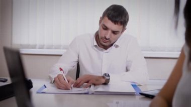 Office belgelerinde ile Accountat çalışır.