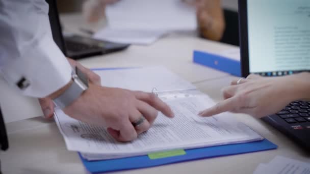 Právník ověřuje dokumenty v kanceláři. — Stock video