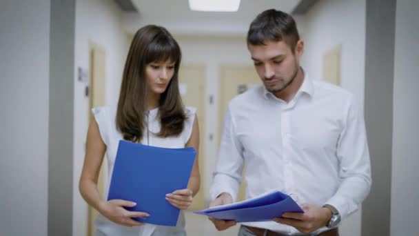 Deux jeunes collègues discutent d'un projet d'entreprise dans le hall . — Video