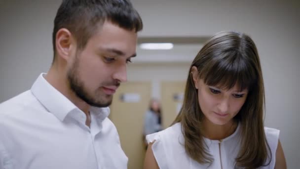 Coworkers stanno avendo una conversazione con un cheif indoor . — Video Stock