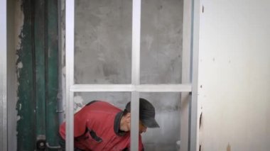 İnşaat işçisi bir metal profillerle çalışma.