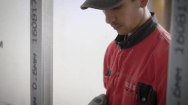 Oluşturucu bir metal profilleri delik delme.