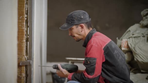 Arbeiter bohren den Trockenbau — Stockvideo
