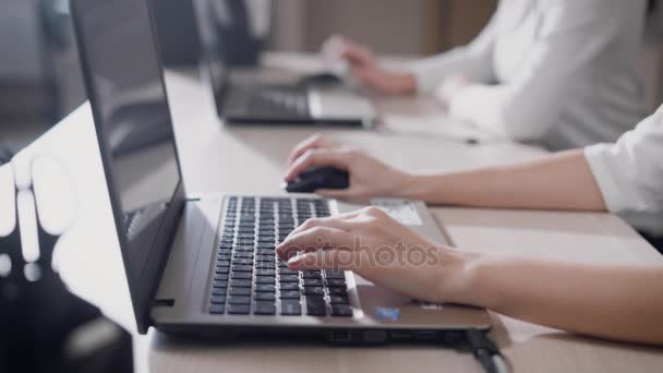 Nahaufnahme aus der Hand einer Frau, die schnell Text auf der Laptop-Tastatur ausdruckt, die Damen arbeiten im Büro hinter einem tragbaren Gerät — Stockvideo