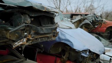 Yığın wrecked eski arabalar