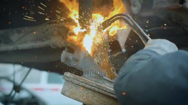 İşçi kesme metal parçalar