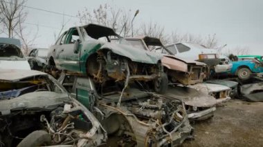 Eski araba mezarlığı harap araçlarda yığılmış