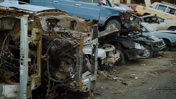 Vergaan van gestapelde auto's op kerkhof — Stockvideo