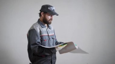 Bir daire onarmak için el çizimleri tutan bir Oluşturucu eldiven, Yetişkin bir adam portresi