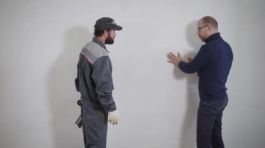 mühendis iletişim kurar dairenin onarma hakkında builder ile erkekler duvarının yakınında bir diyalog yürütmek