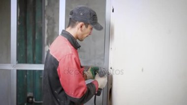 bir alüminyum profil duvarda bir konut yenileme sırasında yükleme işlemi bitti bir adam portresi