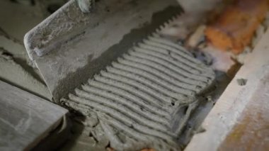 Çimento bir spatula ile tesviye işlemi, ustabaşı bir araç elinde tutuyor ve onları çimento kılavuzları
