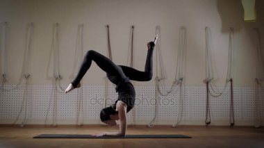 Yoga-kız dirsek üzerinde duruyor