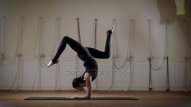 Девушка с йоги стоит на локтях — стоковое видео