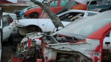 Kırık ve yırtık ayrı arabalar hurda geri dönüşüm için yatan görüntüsünü kapatmak.