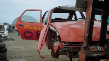 Geri dönüşüm için işçi taşıma eski araba.