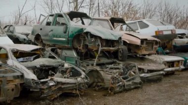 Araçlar wrecked birbiri üzerinde hurdalık yerleştirilir.
