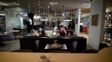 Birlikte kafede gün geçirmek ve hayat hakkında konuşmak için birkaç arkadaş olsun.