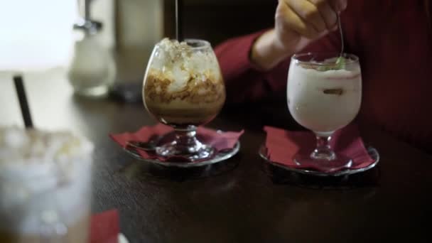 Люди їдять десерти в кафе . — стокове відео