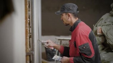 Sitesinde çalışırken araçlarını kullanarak duvar alçı Perdah Oluşturucu