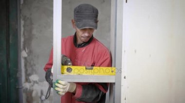 Site oluşturma ölçmek için seviyelendirme ölçer kullanarak profesyonel Oluşturucu