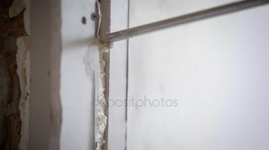 Alçıpan eklemi doldurmak için kullanılan inşaat köpük görünümünü