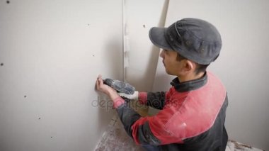 Konsantre alt site üzerinde çalışan matkap ile Duvarda delikler yapmak